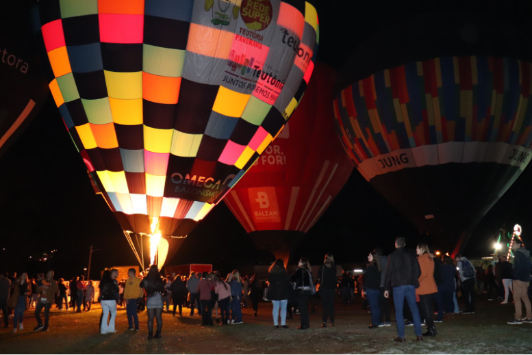 Teutônia comemora 42 anos com show de balonismo