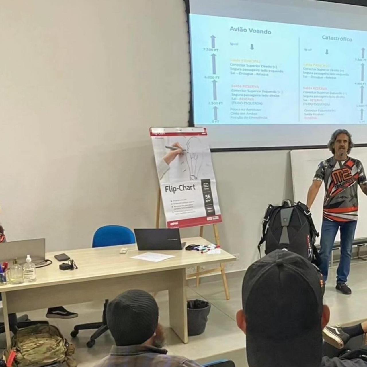 Examinador Marcelo Costa durante a palestra.