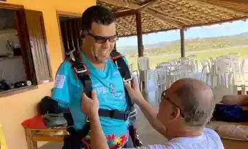 Morador do Cabana do Pai Tomás supera limitações e pula de paraquedas