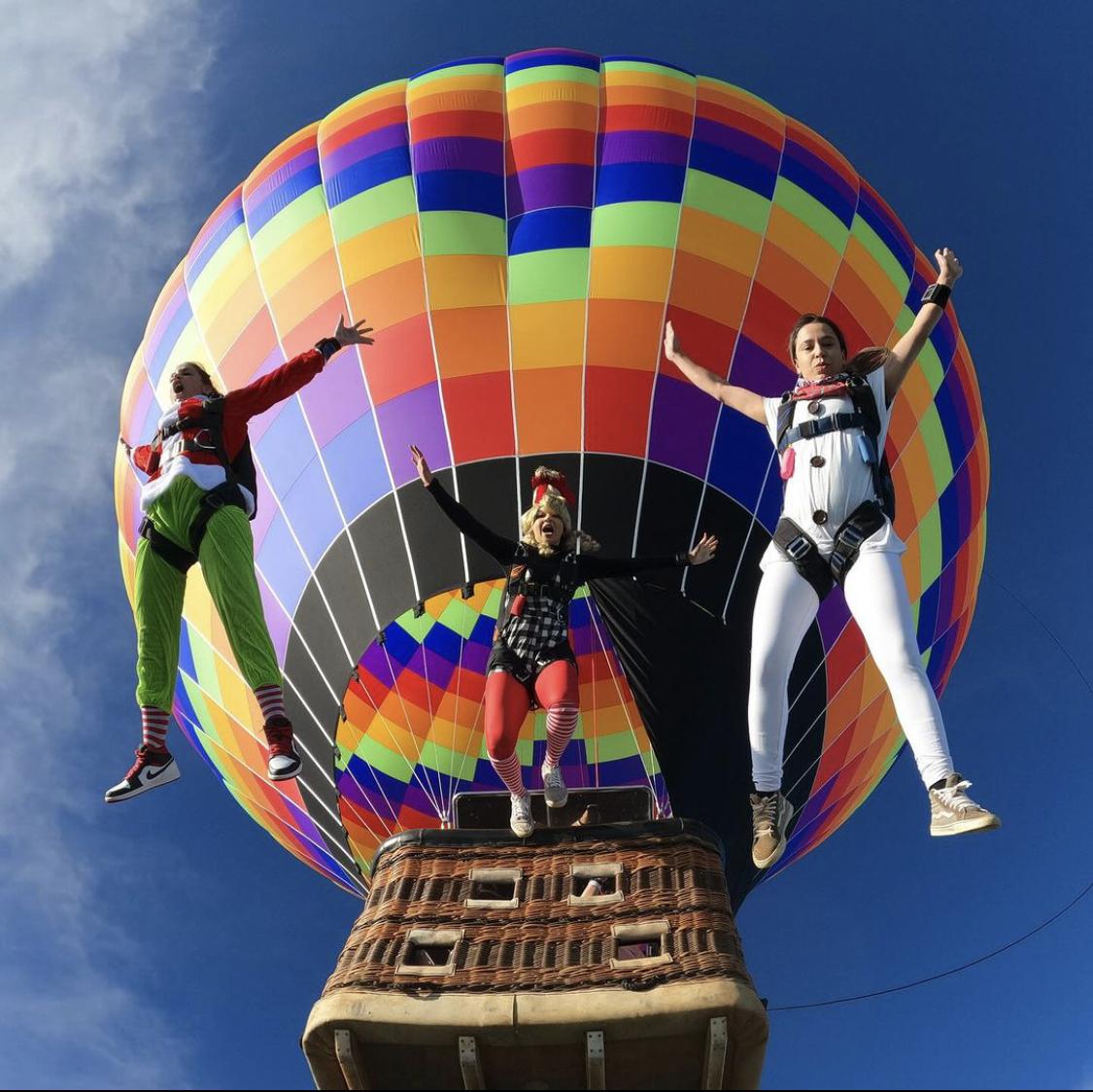 Atletas de Paraquedismo realizam salto de balão em clima natalino