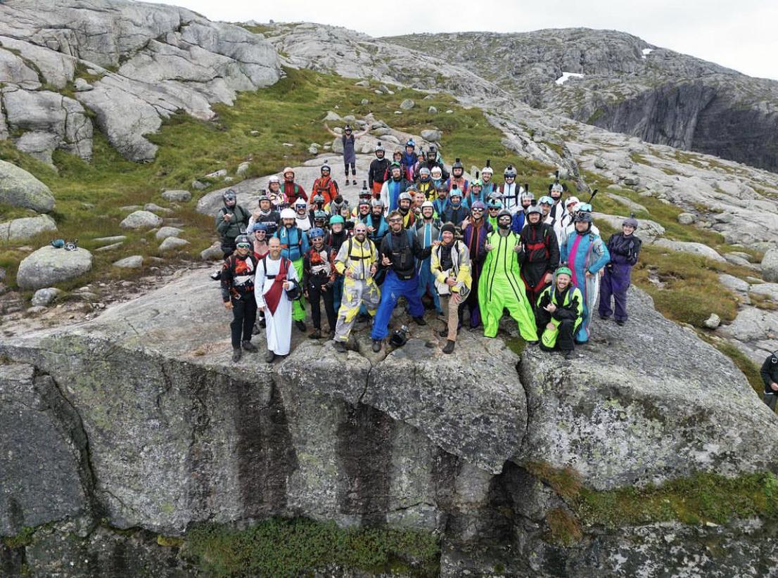 19 BASE jumpers saltam juntos de penhasco na Noruega
